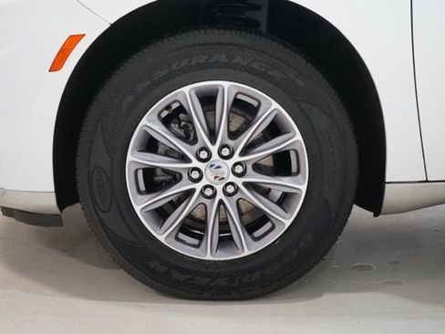 Used 2024 Buick Enclave Premium image 11