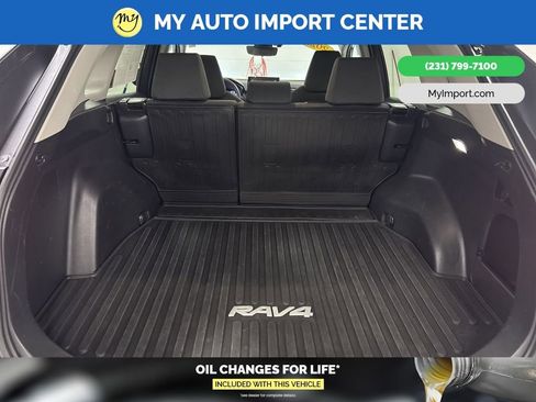 Used 2022 Toyota RAV4 XLE w/ Convenience Package image 28