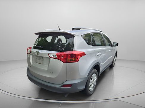 Used 2015 Toyota RAV4 LE FWD image 4