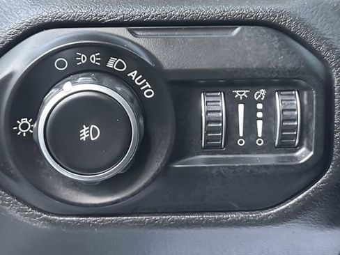 Used 2018 Jeep Wrangler Unlimited Sahara w/ Dual Top Group image 26