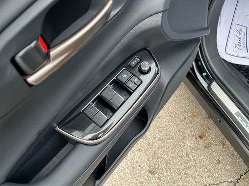 Certified 2025 Toyota Crown Signia image 13