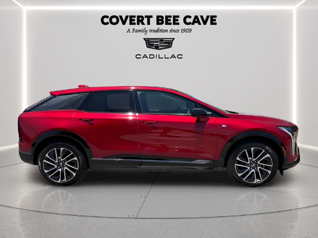 Certified 2025 Cadillac Optiq Sport 2 w/ LPO, Floor Liner Package AWD/4WD image 12