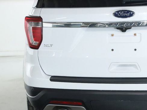 Used 2018 Ford Explorer XLT image 44