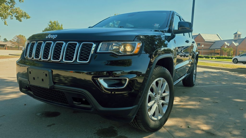 Used 2021 Jeep Grand Cherokee Laredo AWD/4WD image 2