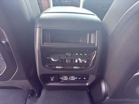 Used 2025 Jeep Grand Cherokee Limited AWD/4WD image 32