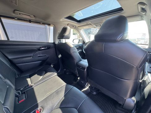 Used 2021 Toyota Highlander XLE AWD/4WD image 37