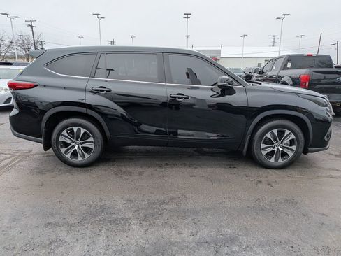 Certified 2022 Toyota Highlander XLE image 8