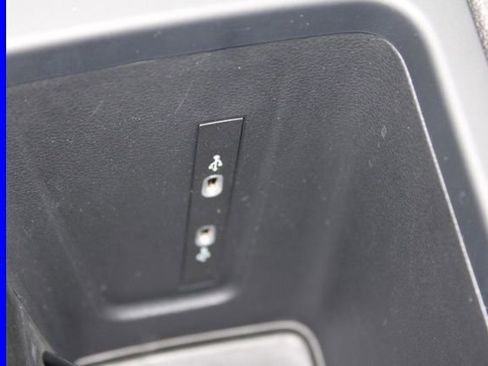 Used 2025 Volkswagen Tiguan SE image 41