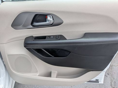 Used 2024 Chrysler Pacifica Touring-L FWD image 31
