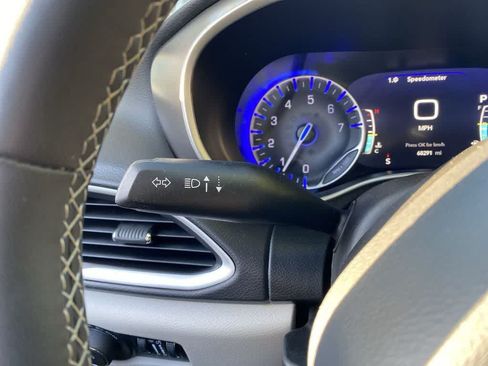 Used 2024 Chrysler Pacifica Touring-L FWD image 23