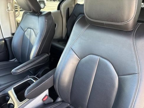 Used 2024 Chrysler Pacifica Limited FWD image 14