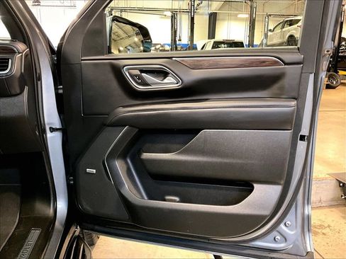 Used 2022 Chevrolet Tahoe LT w/ Luxury Package AWD/4WD image 12