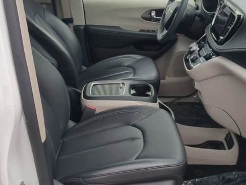 Used 2023 Chrysler Pacifica Touring-L FWD image 21