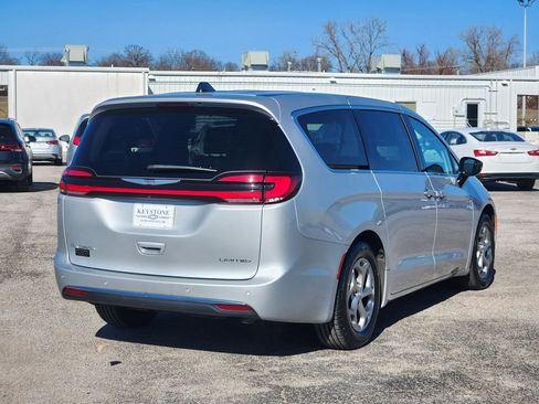 Used 2024 Chrysler Pacifica Limited FWD image 5