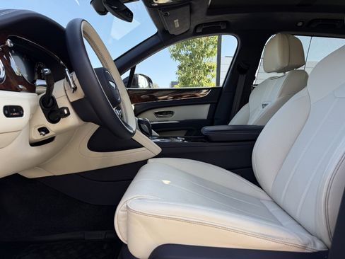 Used 2024 Bentley Bentayga image 13