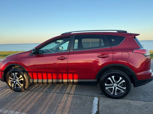Used 2017 Toyota RAV4 LE image 2
