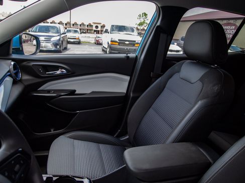 Used 2025 Chevrolet Trax LT FWD image 14