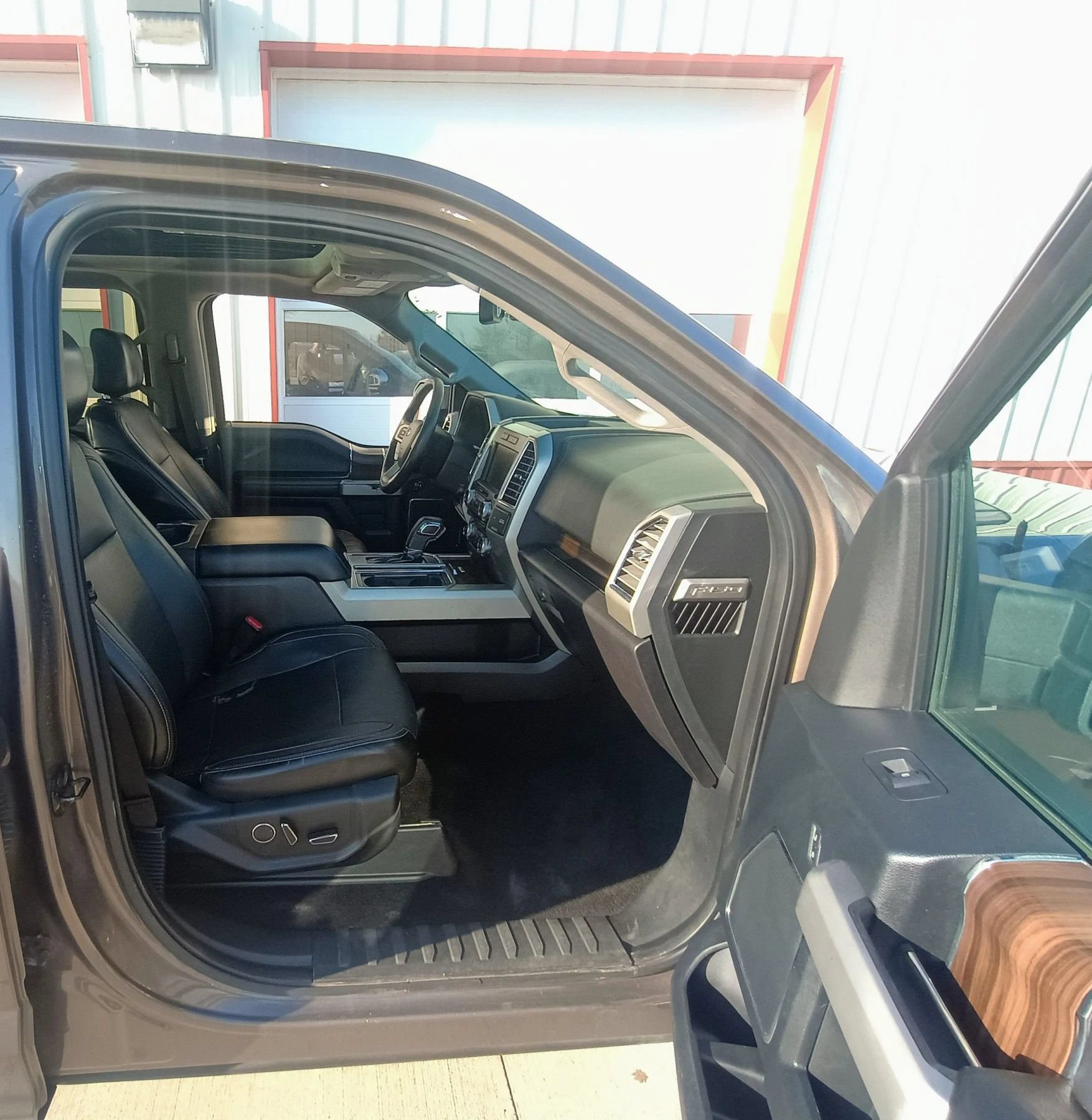 Used 2015 Ford F150 Lariat w/ Equipment Group 502A Luxury AWD/4WD image 11