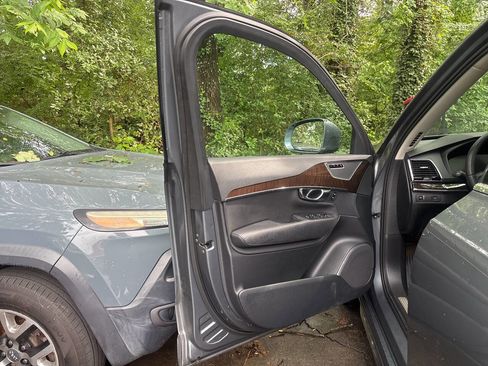 Used 2016 Volvo XC90 T6 Momentum w/ Momentum Plus Package AWD/4WD image 8