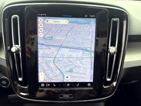 Used 2025 Volvo XC40 B5 Plus image 16