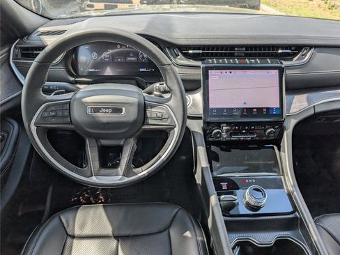 Used 2024 Jeep Grand Cherokee Limited w/ Luxury Tech Group II image 17