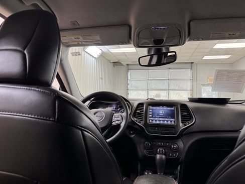 Used 2019 Jeep Cherokee Trailhawk w/ Cold Weather Group image 20