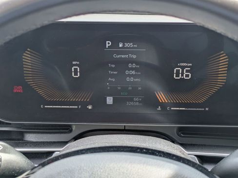 Used 2025 Kia Carnival image 16