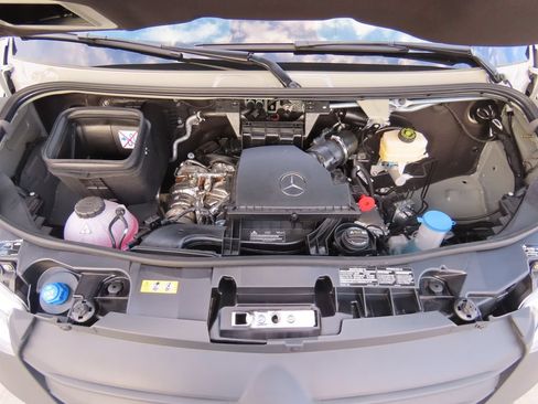 Used 2025 Mercedes-Benz Sprinter 2500 image 33