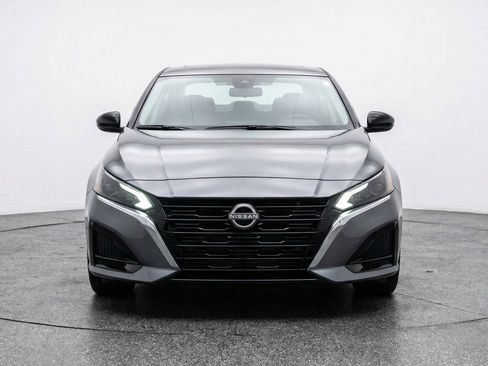 Used 2025 Nissan Altima 2.5 SV FWD image 2