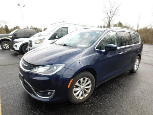 Used 2018 Chrysler Pacifica Touring-L image 3