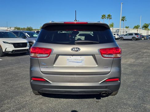 Used 2017 Kia Sorento LX image 5