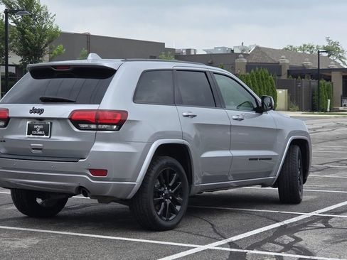 Used 2018 Jeep Grand Cherokee Altitude AWD/4WD image 8