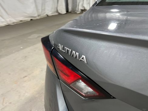 Used 2025 Nissan Altima 2.5 SV FWD image 14