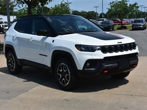 Used 2025 Jeep Compass Trailhawk AWD/4WD image 3