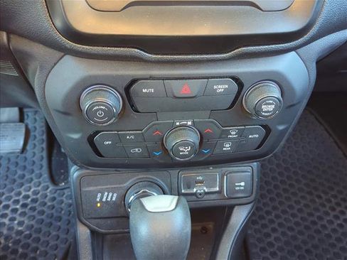 Used 2018 Jeep Renegade Latitude w/ Cold Weather Group image 19