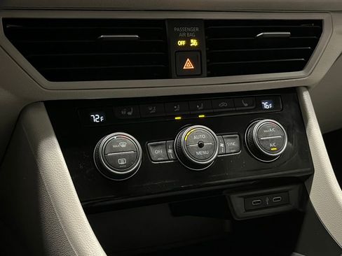 Used 2021 Volkswagen Jetta SE w/ SE Cold Weather Package image 9