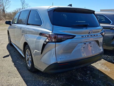 Used 2025 Toyota Sienna XLE image 4