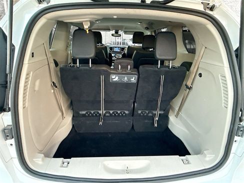 Used 2020 Chrysler Pacifica Touring-L image 29