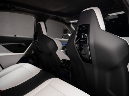 Used 2025 BMW M5 w/ Carbon Package image 73