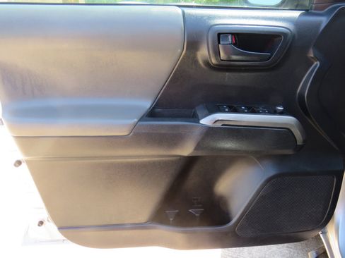 Used 2017 Toyota Tacoma SR5 w/ Tow Package image 9