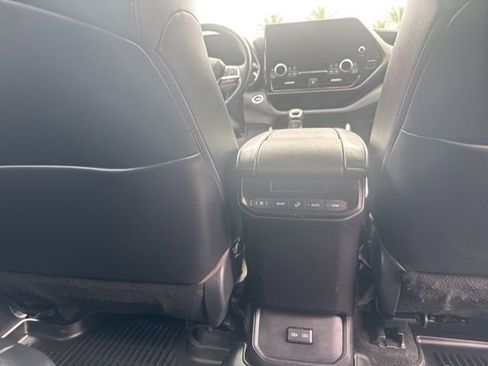 Used 2023 Toyota Highlander XLE image 18