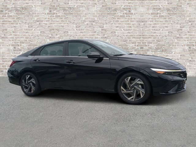 Used 2025 Hyundai Elantra SEL FWD image 1