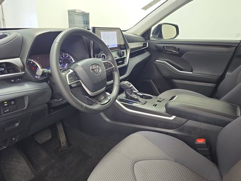 Used 2023 Toyota Highlander LE FWD image 16