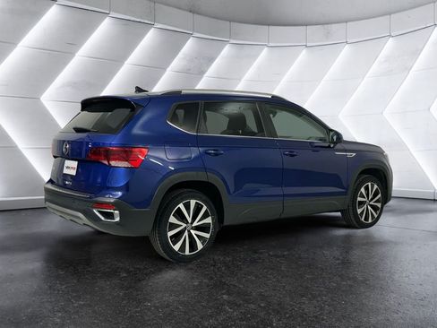 Used 2023 Volkswagen Taos SE w/ Panoramic Sunroof Package FWD image 4