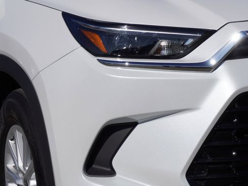 Used 2025 Toyota Grand Highlander AWD image 3