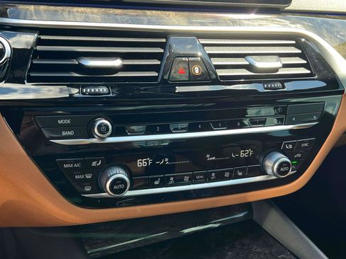 Used 2021 BMW 530i xDrive w/ Premium Package image 12