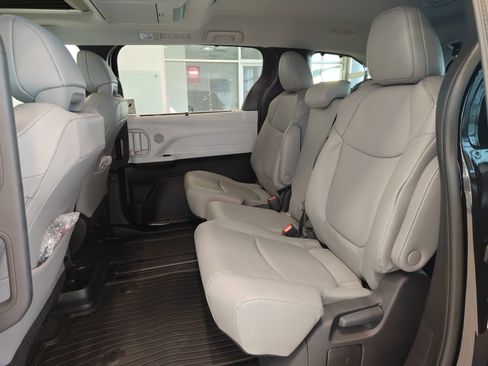 New 2026 Toyota Sienna XLE image 12