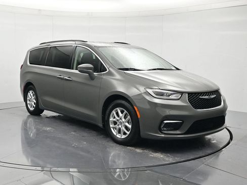 Used 2022 Chrysler Pacifica Touring-L FWD image 3