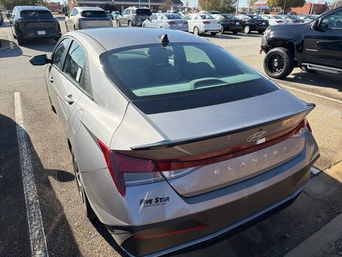 Used 2025 Hyundai Elantra Sport image 12