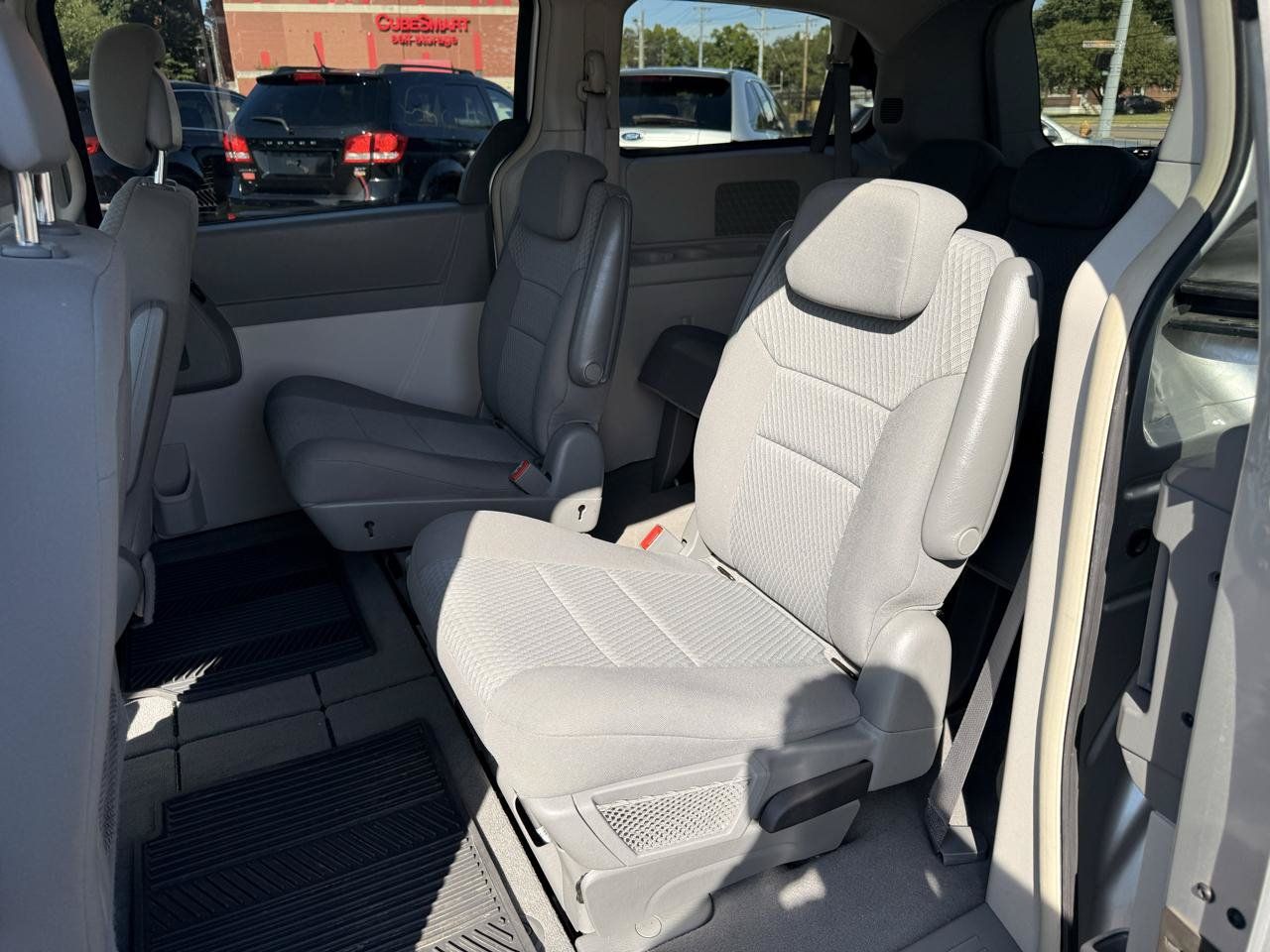 Used 2010 Chrysler Town & Country Touring FWD image 7